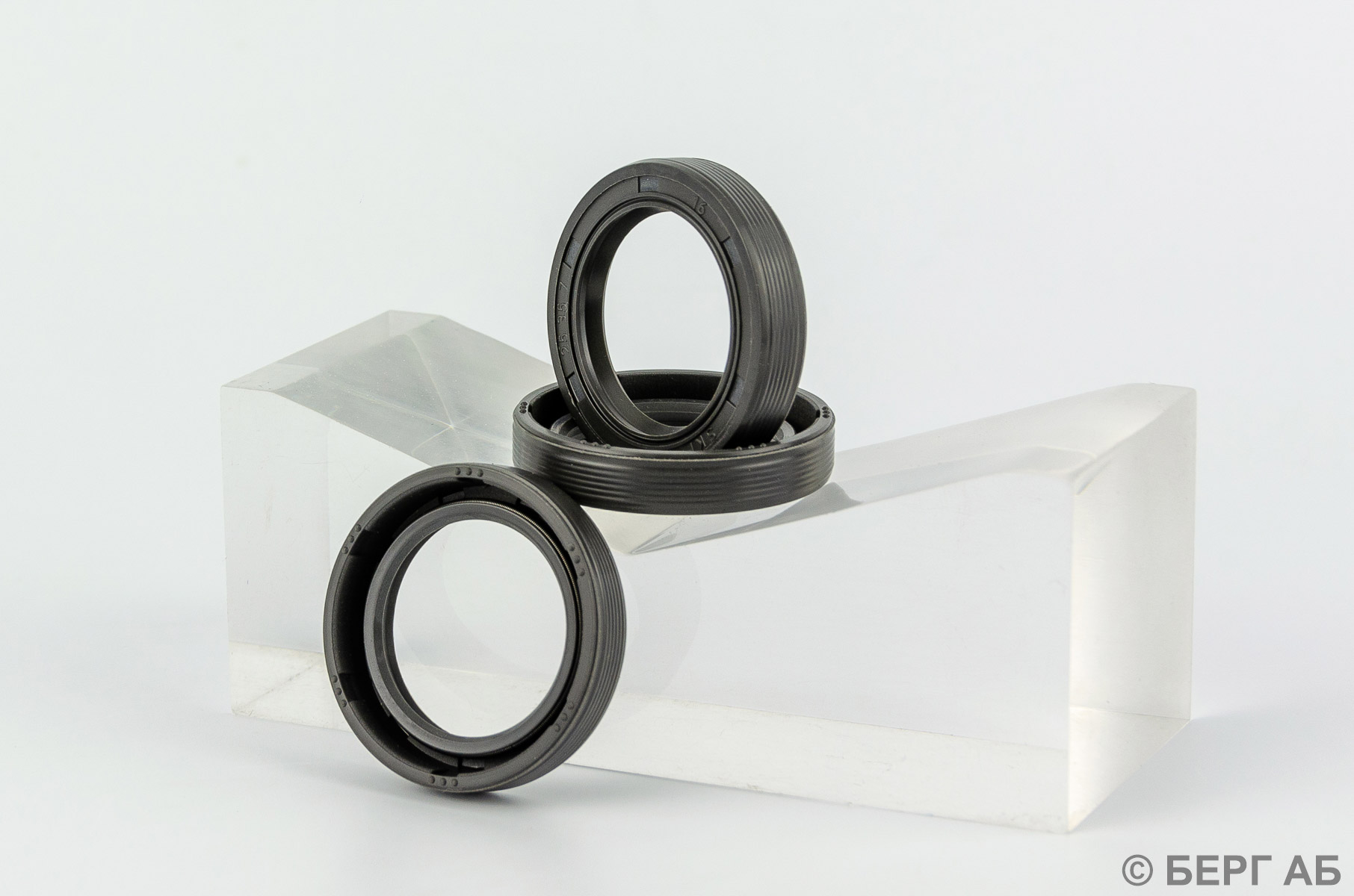 Подшипниковое уплотнения 25X35X7 HMSA10 RG